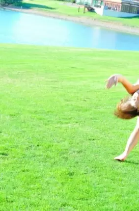 Images 1 - Голая гимнастка занимается на свеем воздухе 