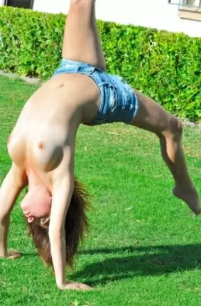 Images 11 - Голая гимнастка занимается на свеем воздухе 