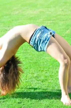 Images 6 - Голая гимнастка занимается на свеем воздухе 
