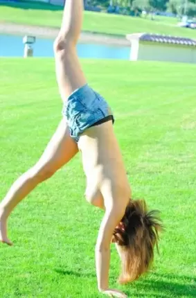 Images 5 - Голая гимнастка занимается на свеем воздухе 