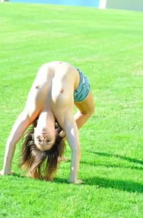 Images 3 - Голая гимнастка занимается на свеем воздухе 