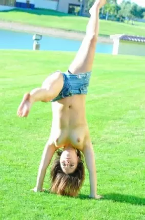 Images 4 - Голая гимнастка занимается на свеем воздухе 