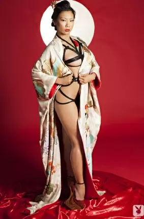Images 29 - Голая японская гейша с классными сиськами эротично позирует (54 ню фото) 