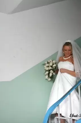 Images 4 - Красивая невеста одевает платье 