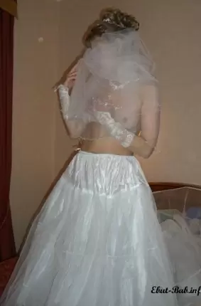 Images 3 - Молодая невеста показывает свою выбритую киску 