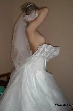 Images 2 - Молодая невеста показывает свою выбритую киску 