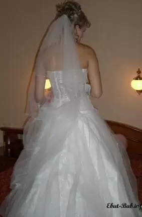 Images 11 - Молодая невеста показывает свою выбритую киску 