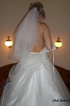 Images 1 - Молодая невеста показывает свою выбритую киску 