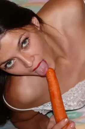 Images 4 - Женщина балуется с морковкой 