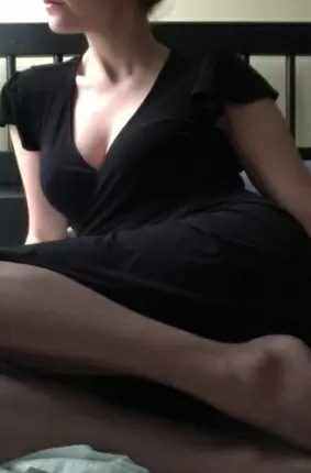 Images 11 - Возбужденная девка в сексуальном белье и чулках раздвигает ножки перед камерой 