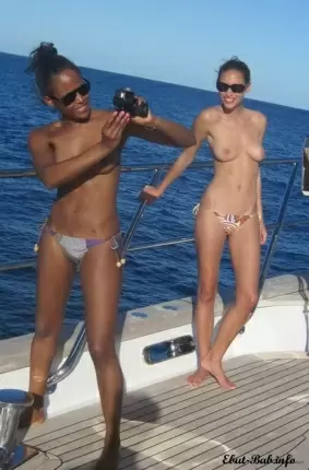 Images 15 - Девушки отдыхают на яхте 