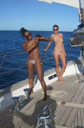 Images 8 - Девушки отдыхают на яхте 