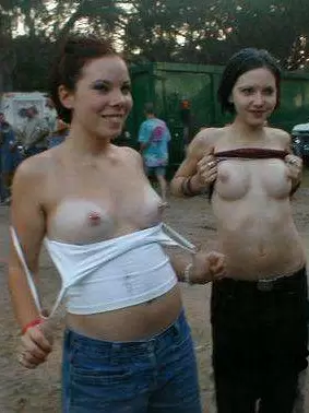 Images 27 - Девушки оголяют грудь (часть 2) 
