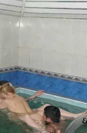 Images 16 - Развратная блондинка участвует в групповом сексе 