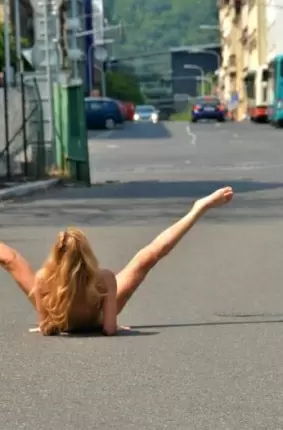 Images 11 - Голая женщина раздвигает ноги на улице 