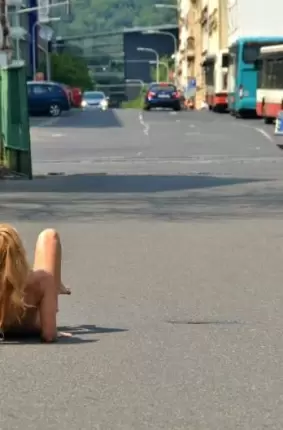 Images 15 - Голая женщина раздвигает ноги на улице 
