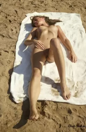 Images 3 - Девчонка загорает голая на пляже 
