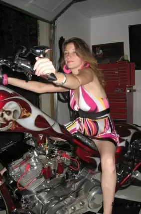 Images 18 - Жена байкера красиво позирует с мотоциклом и без 