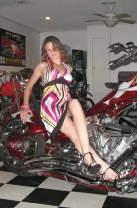Images 11 - Жена байкера красиво позирует с мотоциклом и без 