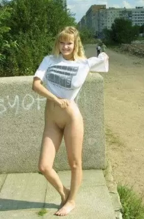Images 12 - Фигуристая девушка голая на улице 