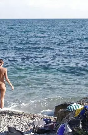 Images 21 - Голая девушка отдыхает на море 
