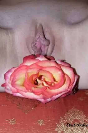Images 3 - Парень фотографирует девственный цветок своей девушки 