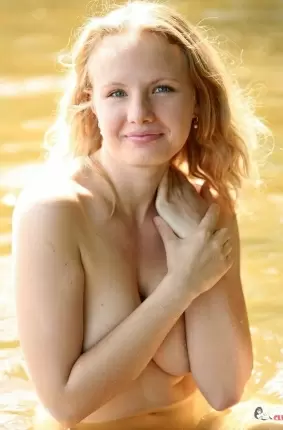 Images 21 - Девушка с роскошными грудями на реке (23 фото) 