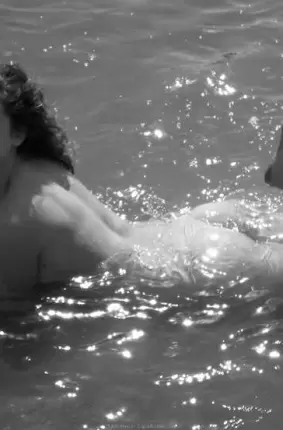 Images 38 - Девушка купается в море топлесс 
