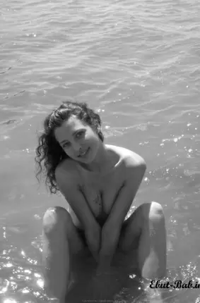 Images 7 - Девушка купается в море топлесс 