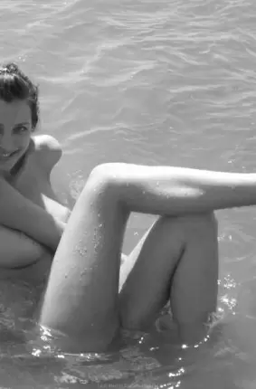 Images 5 - Девушка купается в море топлесс 