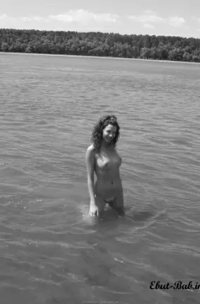 Images 4 - Девушка купается в море топлесс 