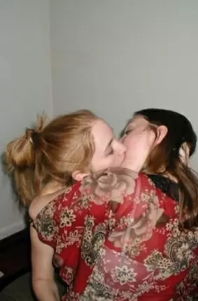 Images 15 - Подружки целуются на кровати 