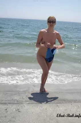 Images 3 - Девушки на пляже дают лизать свои промежности 