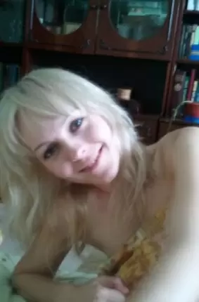 Images 123 - Блондинка показывает раком свою пизду 