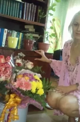 Images 25 - Блондинка показывает раком свою пизду 