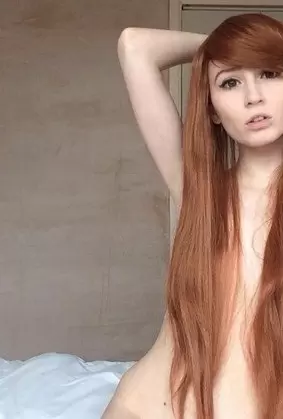 Images 6 - Милая молодая девушка с длинными рыжими волосами позирует голая 