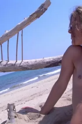 Images 5 - Одинокая голая телочка на пляже 