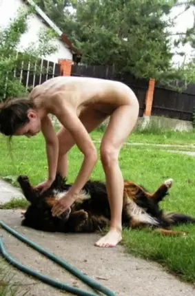 Images 21 - Женщина играет голая с собакой и занимается сексом 
