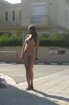 Images 18 - Игривая красавица снимается голая на улице 