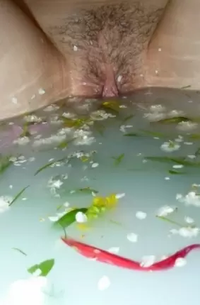 Images 5 - Моет пизденку в ванной с цветками 