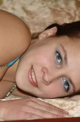 Images 11 - Красивая девушка разделась на кровате и показала себя 