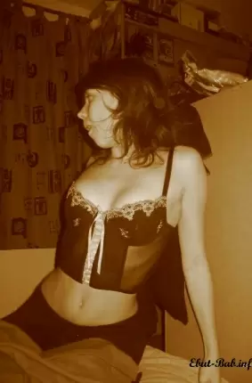 Images 54 - Порно фотосессия молодой девушки в черно-белом исполнении 
