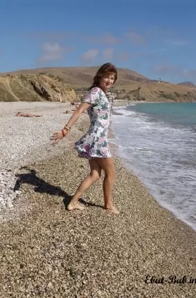 Images 11 - Загорелая девушка гуляет по пляже 