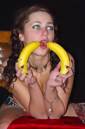 Images 17 - Секси девчонка позирует с бананом 