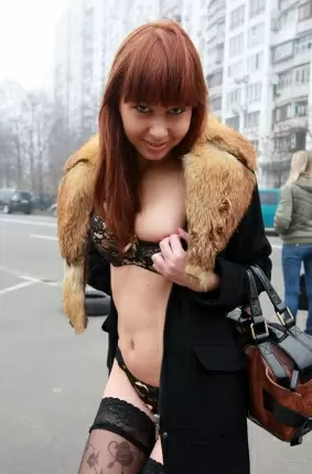 Images 2 - Полуголая девушка гуляет по Киеву (63 фото) 