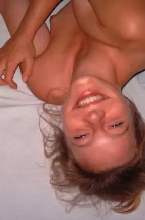 Images 9 - Любительское фото девчонки которая позирует голая на кровати 