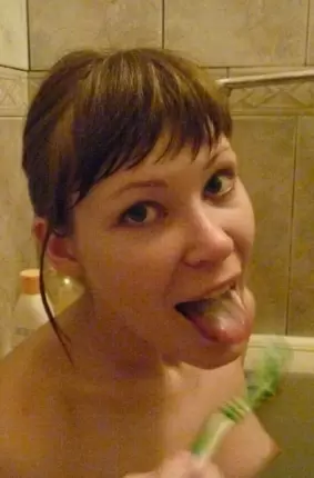 Images 2 - Молодая девка бреет ножки в ванной 