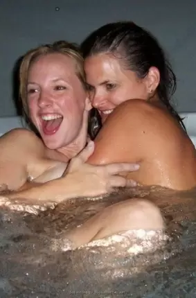 Images 2 - Лесбиянки в джакузи лижут друг друга 
