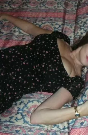 Images 3 - Девушка раздевается на кровати 