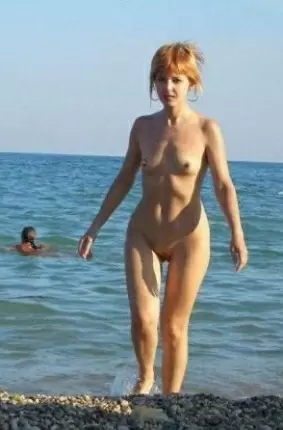 Images 6 - Рыжая нудистка отдыхает на пляже 